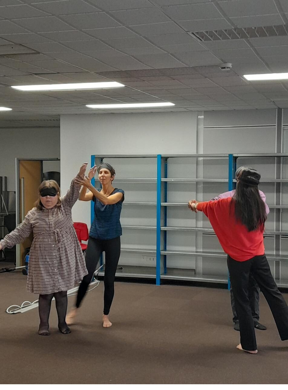 Atelier de danse dans une salle claire, plusieurs participantes en mouvement