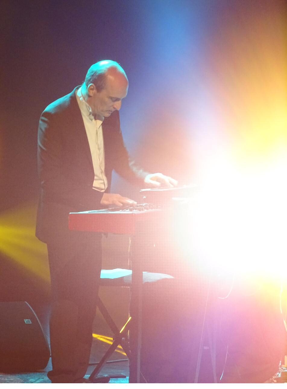 Claviériste sur scène en contre-jour, clavier rouge