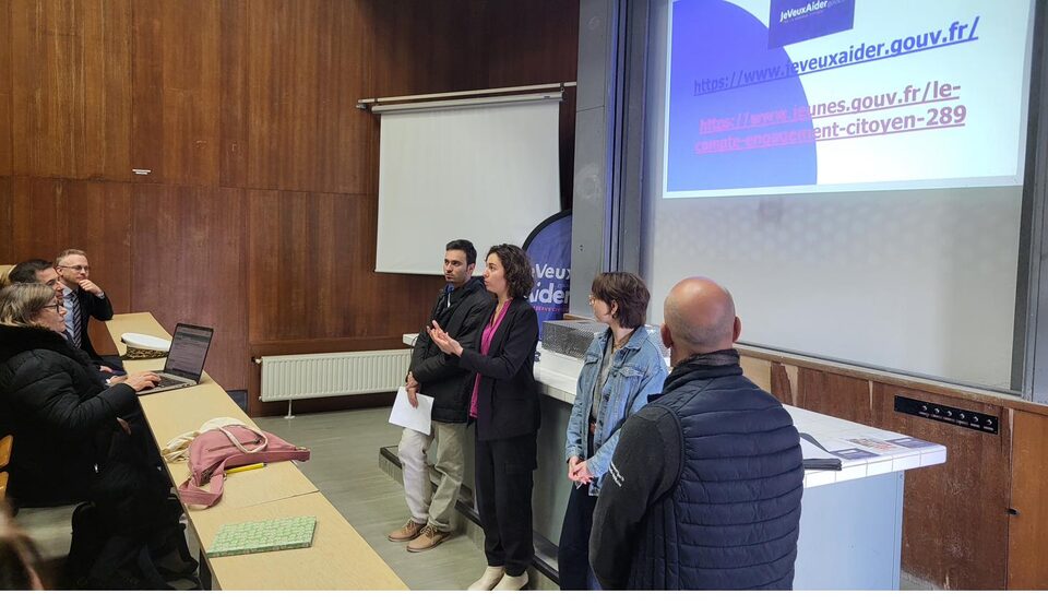 Rencontre professionnelle autour d'une table, projection au mur